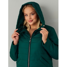 Утепленная женская куртка с капюшоном изумруд